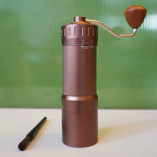 Molino de Café Manual con Cuchillas Cónicas Dentadas y Ajuste Externo de Molienda