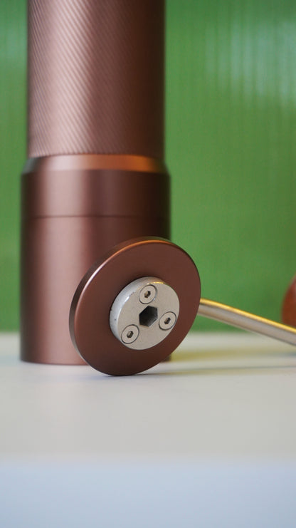 Molino de Café Manual con Cuchillas Cónicas Dentadas y Ajuste Externo de Molienda