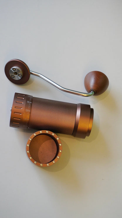Molino de Café Manual con Cuchillas Cónicas Dentadas y Ajuste Externo de Molienda