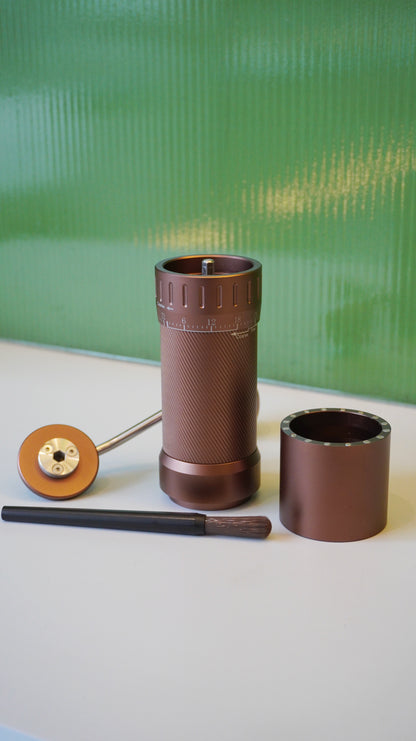 Molino de Café Manual con Cuchillas Cónicas Dentadas y Ajuste Externo de Molienda