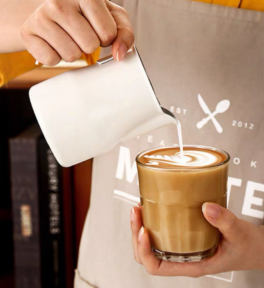 Jarra para Latte Art de Pico de Garza y Cuerpo Ancho