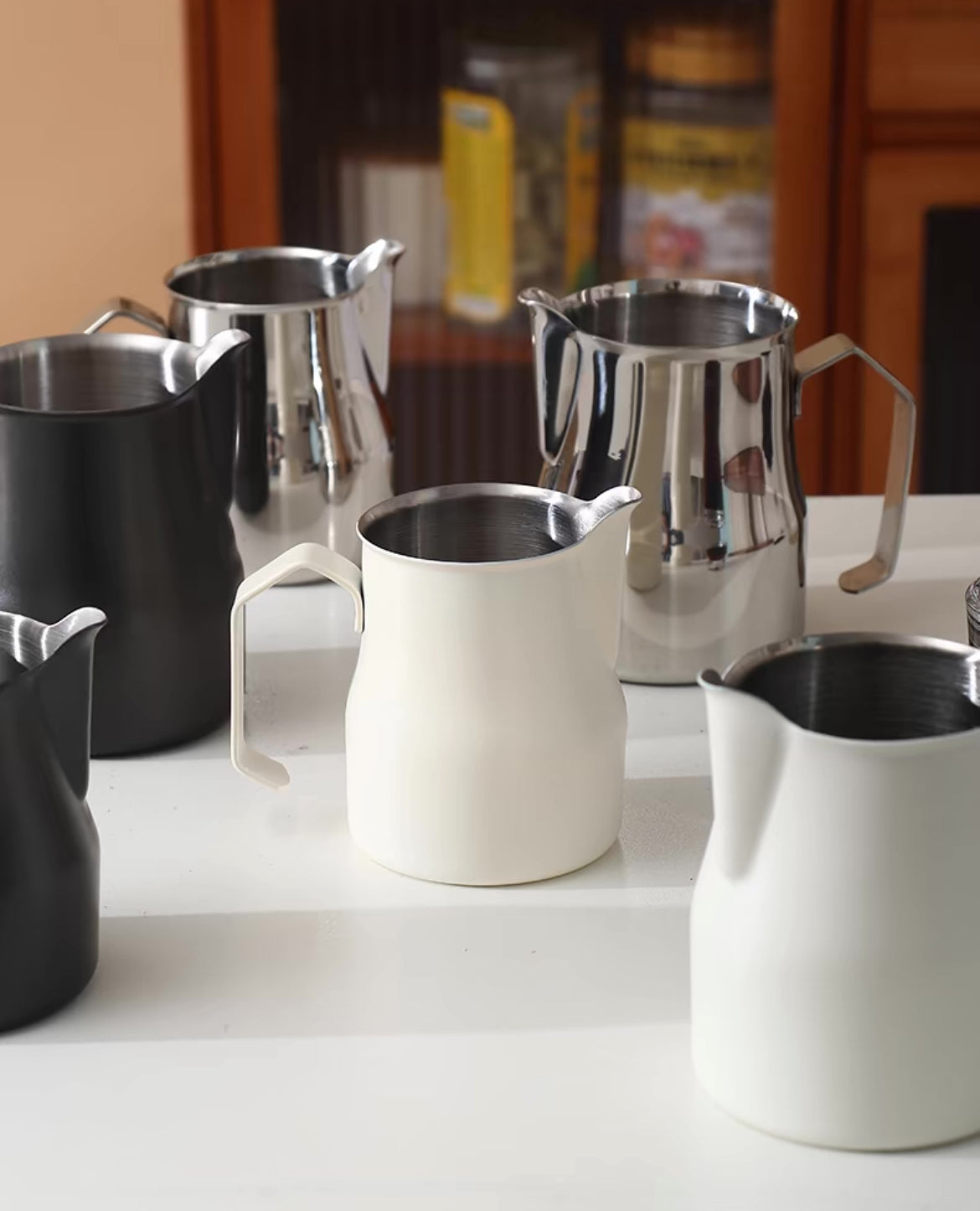 Jarra para Latte Art de Pico de Garza y Cuerpo Ancho