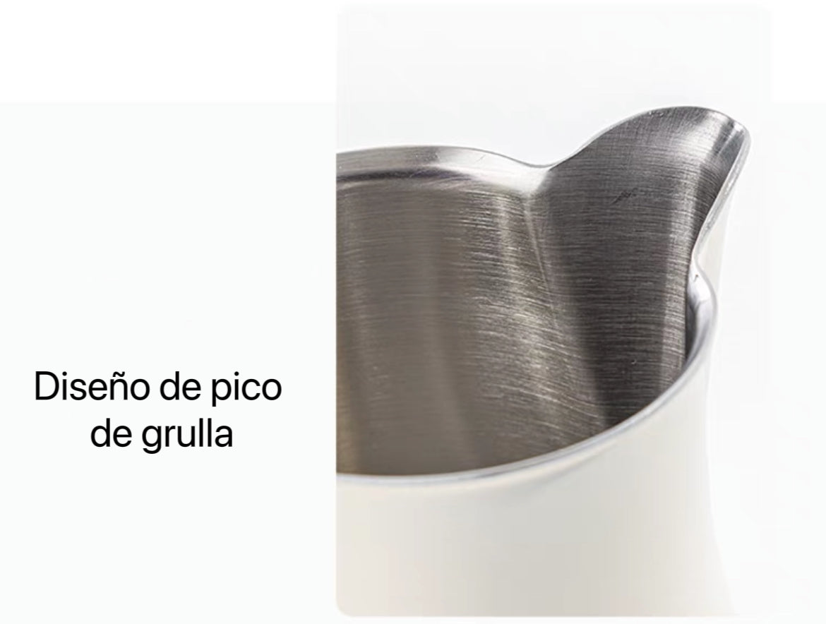 Jarra para Latte Art de Pico de Garza y Cuerpo Ancho