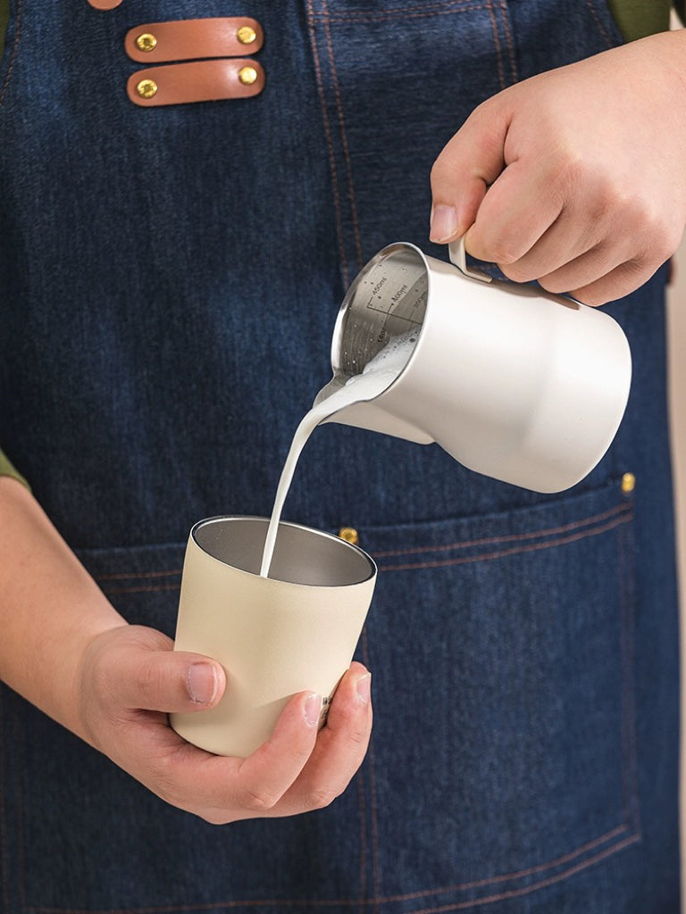 Jarra para Latte Art de Pico de Garza y Cuerpo Ancho
